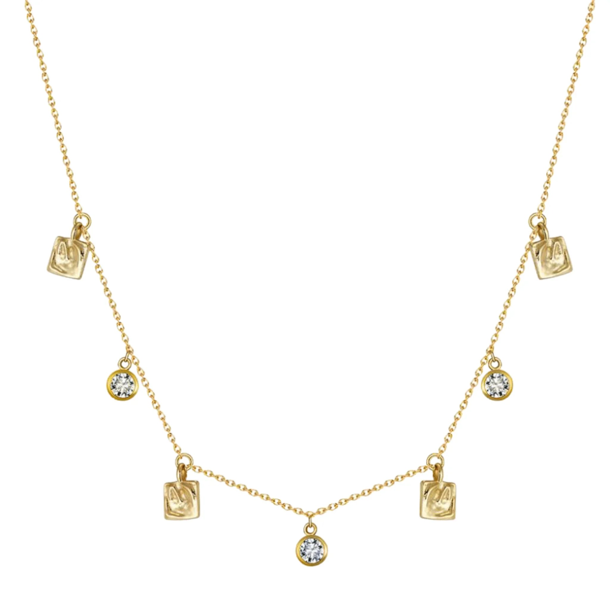 Goldene Kette mit Anhängern in Würfelform und runden Kristallen auf weißem Hintergrund