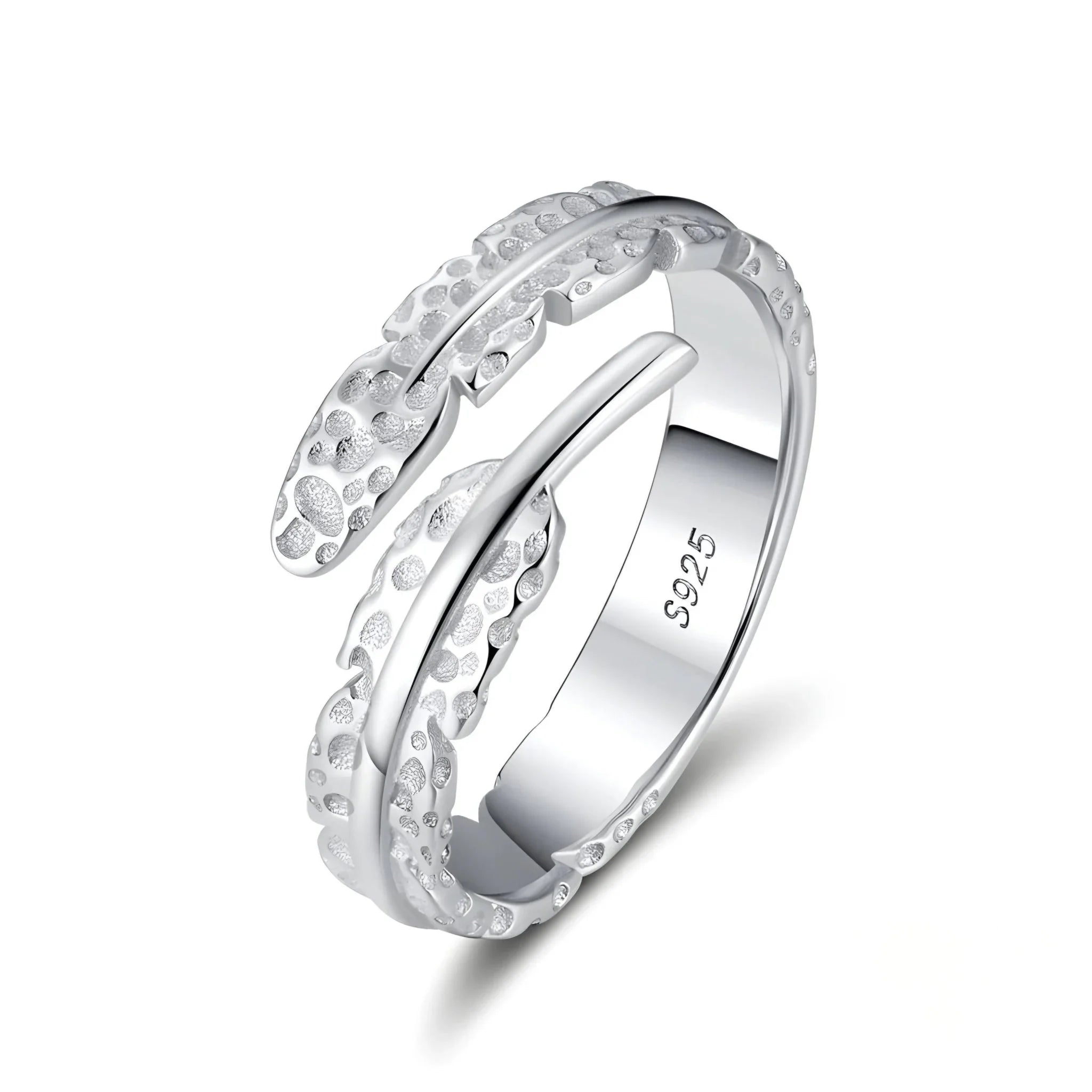 Silberner Damenring S925 mit Blattdesign und strukturierter Oberfläche auf weißem Hintergrund
