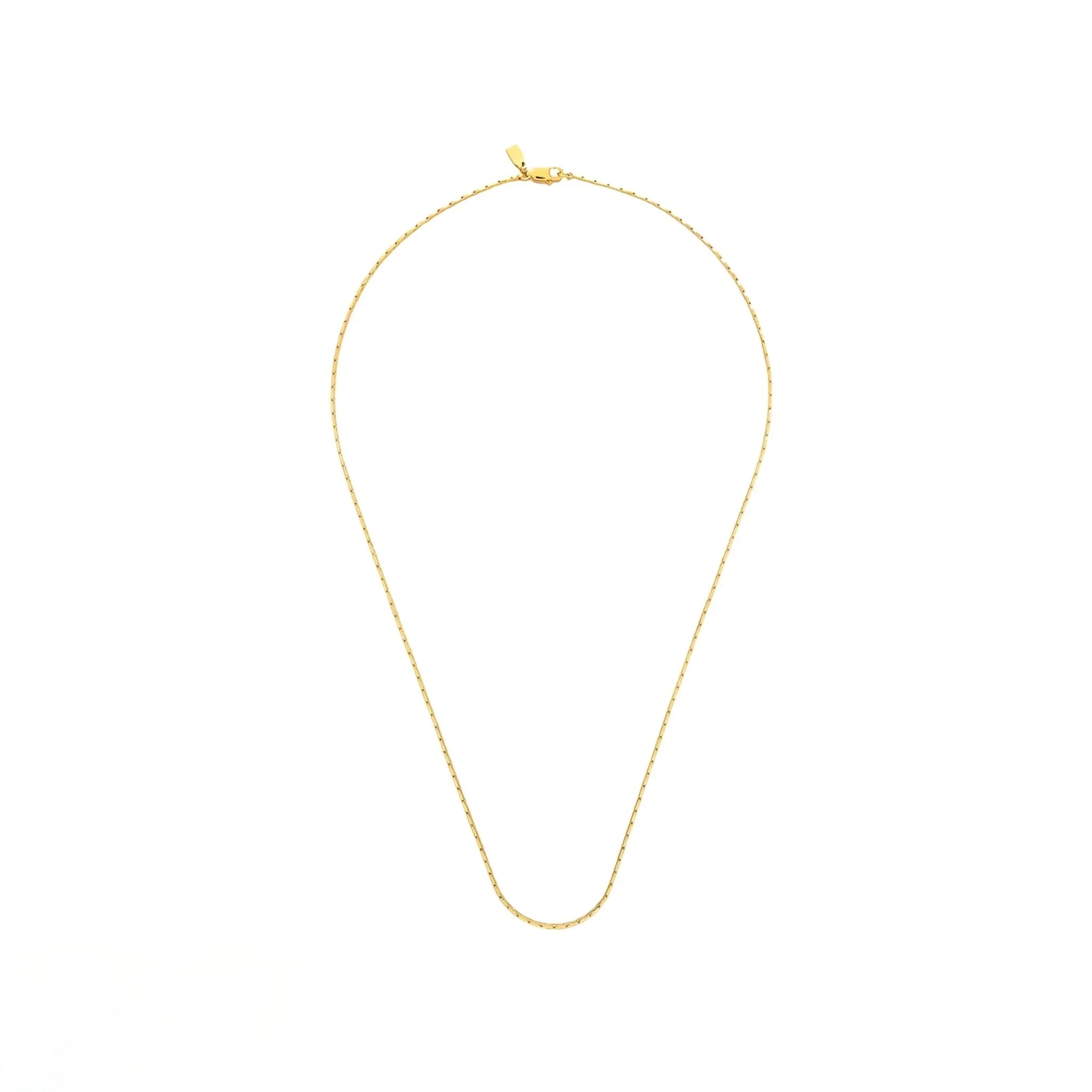 Feine goldene Kette, filigrane Gliederkette, Schmuck auf weißem Hintergrund