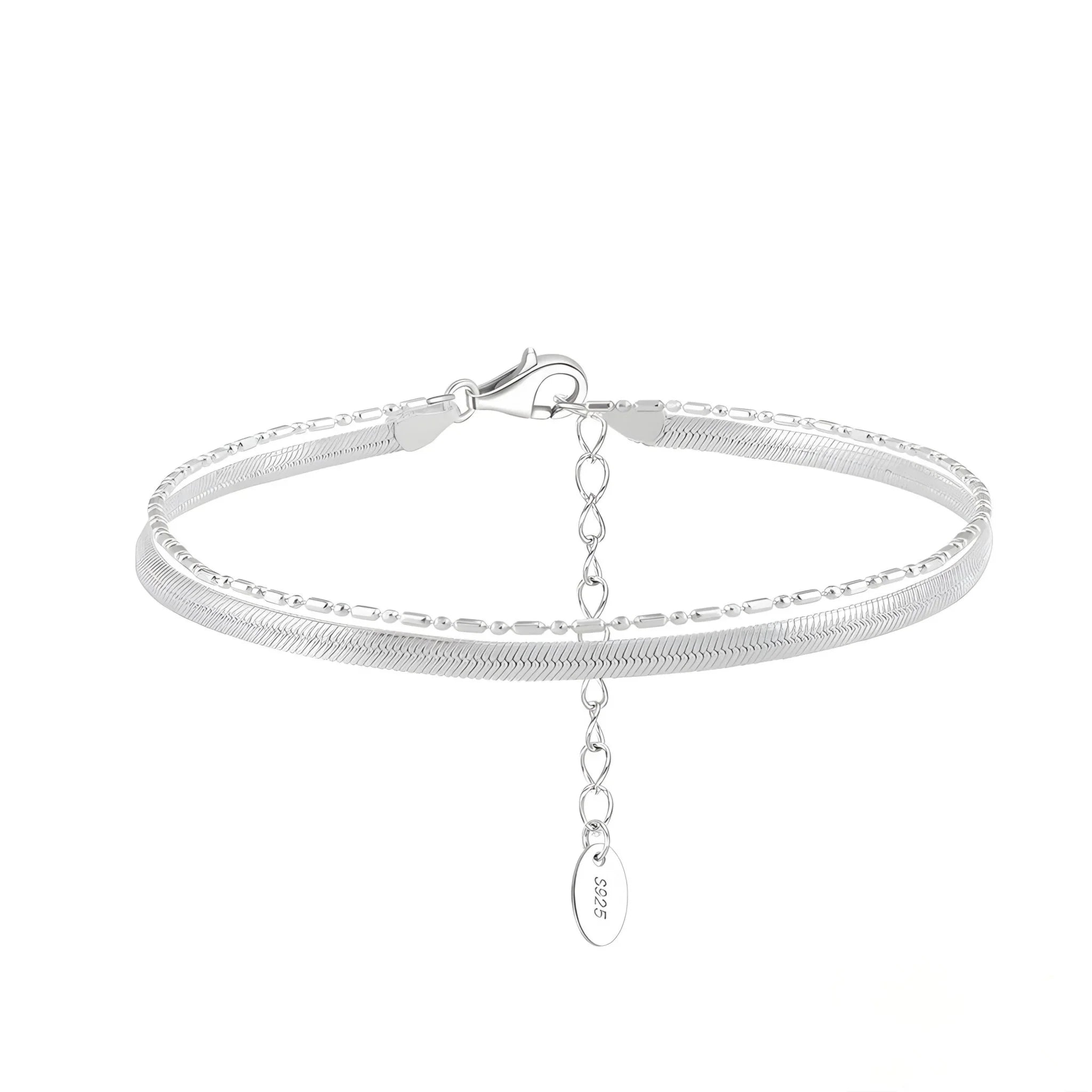 Silbernes Armband mit Ketten-Design und Anhänger, Schmuck auf weißem Hintergrund