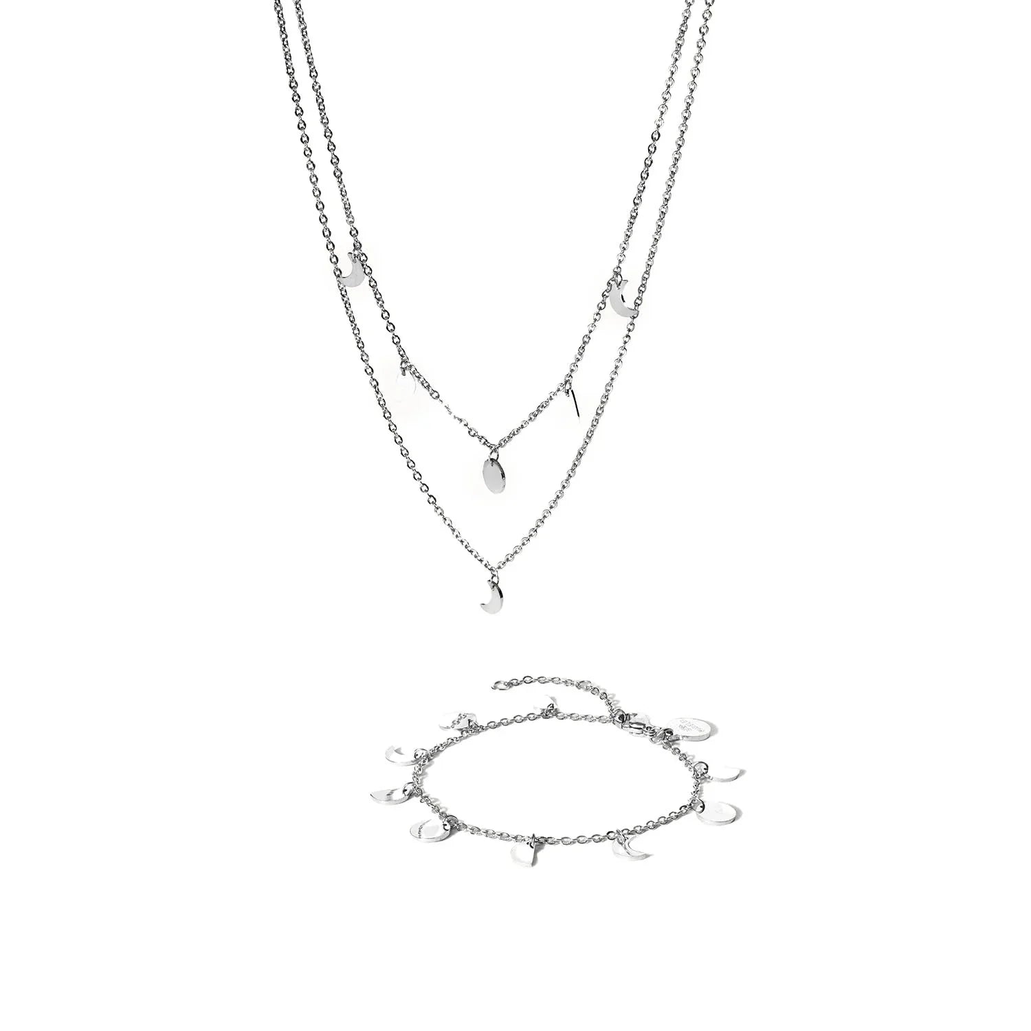 Silbernes Schmuckset mit Ketten und Anhängern Halbmond und Plättchen, auf weißem Hintergrund