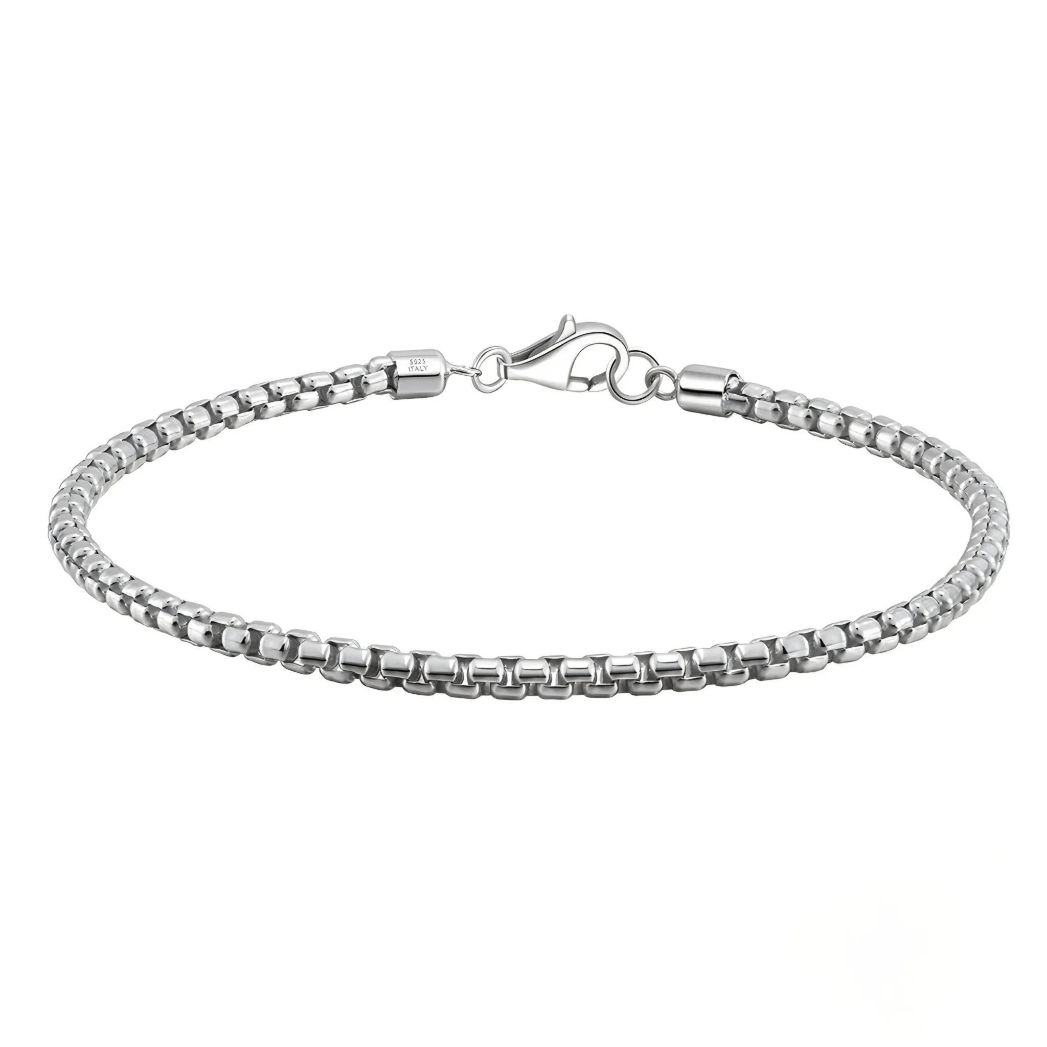 Silbernes Armband mit Kastenglieder-Kette und Karabinerverschluss auf weißem Hintergrund