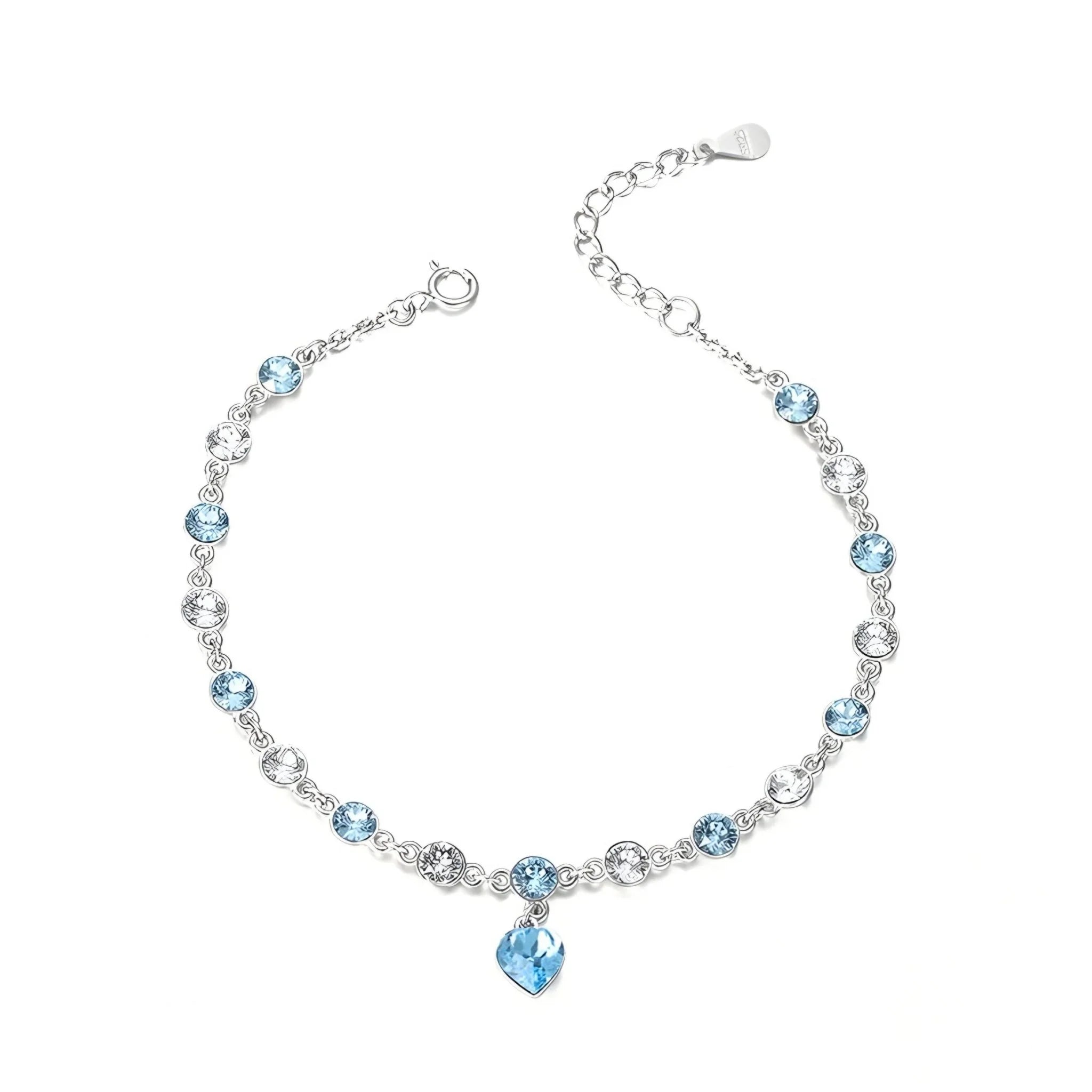 Silbernes Armband mit blauen und klaren Kristallen sowie einem Herzanhänger, Produktfoto