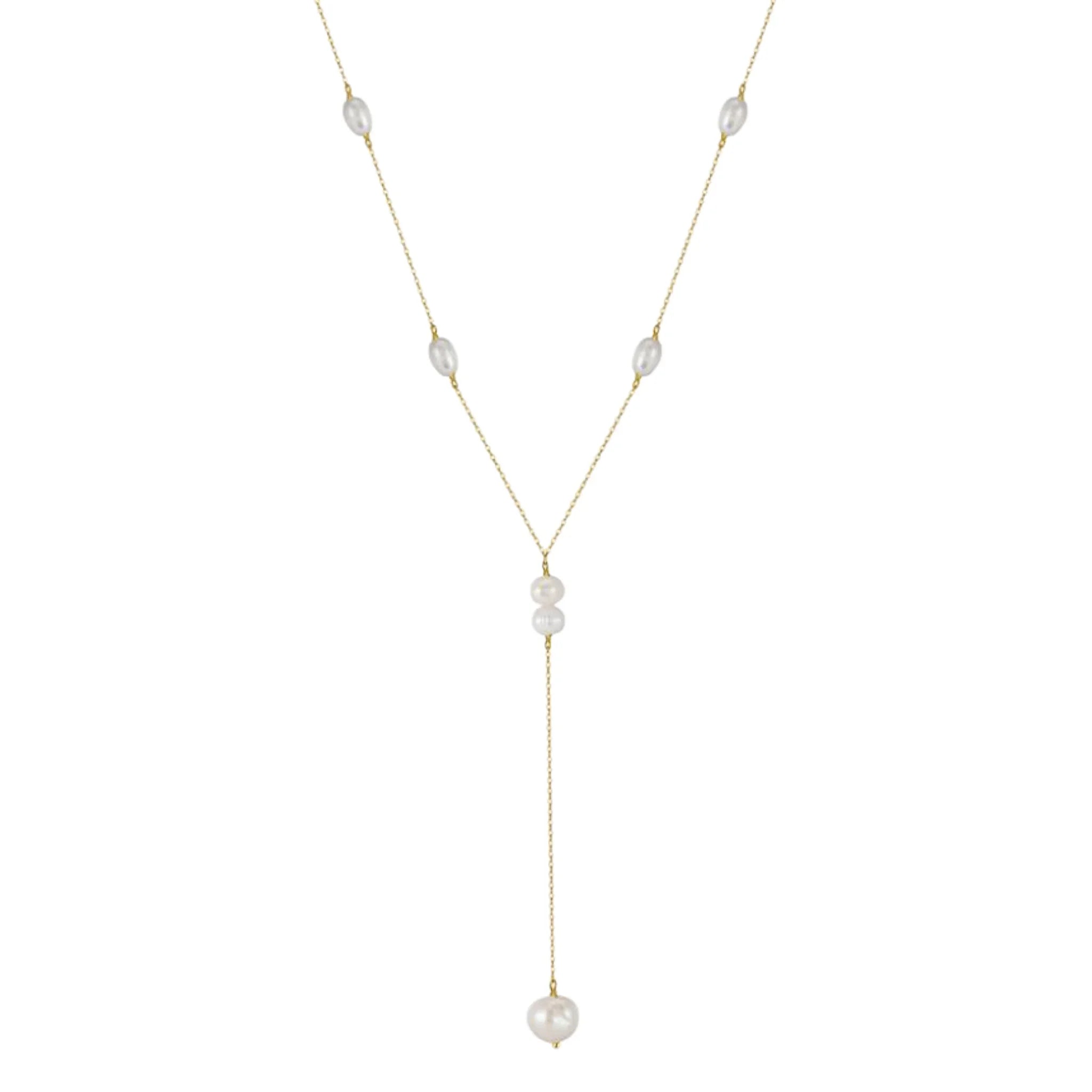 Goldene Kette mit weißen Perlen, Y-Design, filigraner Schmuck auf weißem Hintergrund