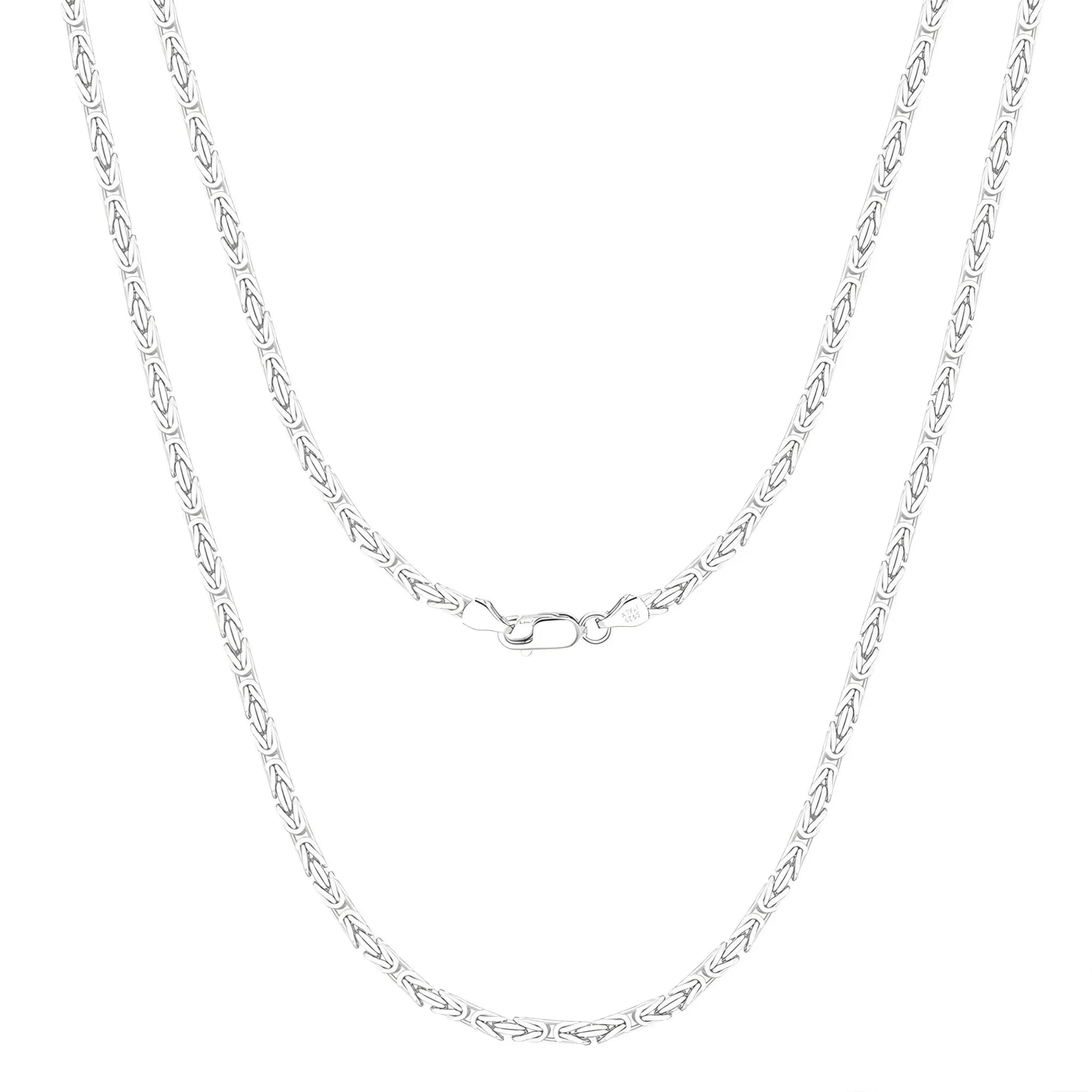 Silberne Kette mit filigranem Muster und Karabinerverschluss auf weißem Hintergrund