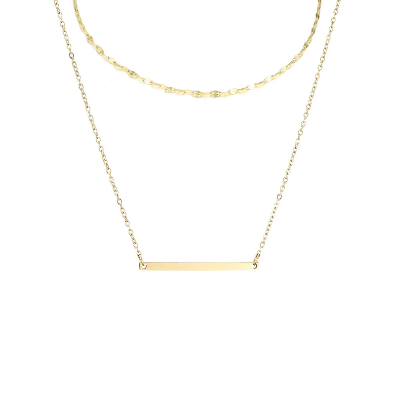 Zwei goldene Halsketten, eine mit Gliederkette, eine mit schlichtem Balkenanhänger, auf Weiß