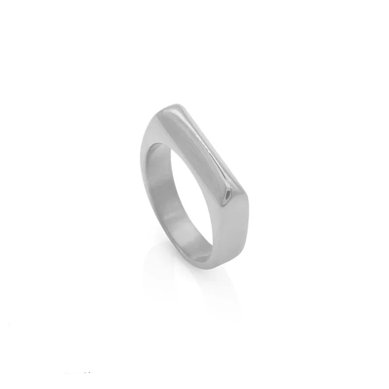 Silberner Edelstahlring mit eckigem Design, glänzend, auf weißem Hintergrund