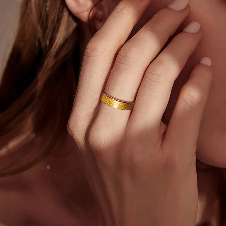 Frau mit elegantem goldenen Ring am Finger, Nahaufnahme, Schmuck, Damenring