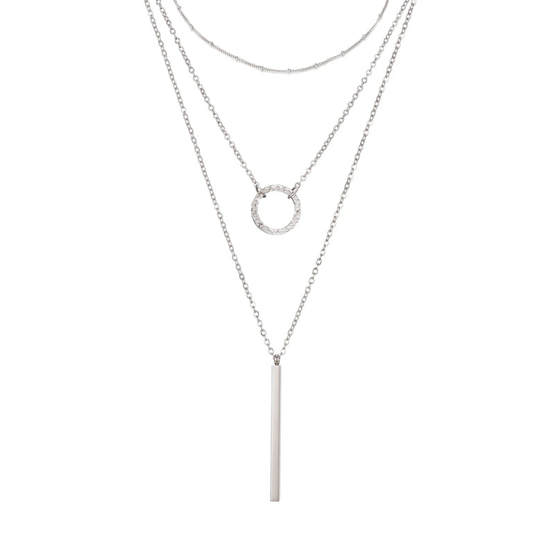 Dreilagige silberne Kette mit Kreis- und Stabanhänger auf weißem Hintergrund