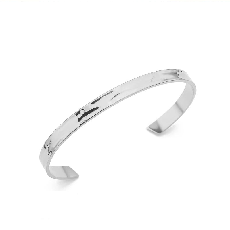 Minimalistischer Armreif aus Edelstahl, 6mm breit, Farbe Weißgold, auf weißem Hintergrund.