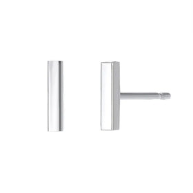 Minimalistische silberne Ohrstecker Stabform auf weißem Hintergrund