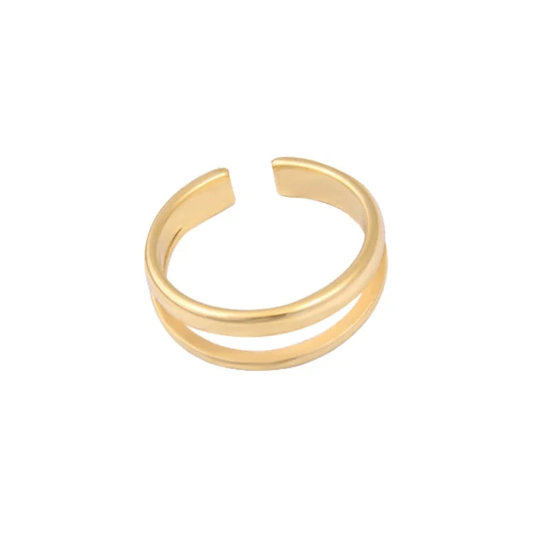 Offener goldener Edelstahl-Ring mit Doppelband-Design auf weißem Hintergrund