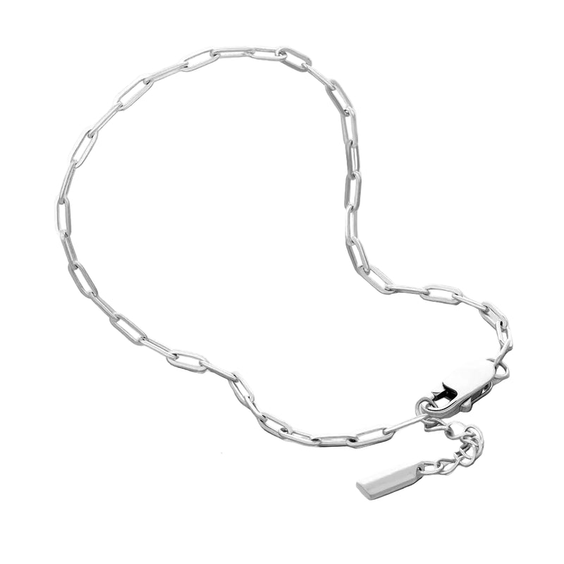 Silberne Edelstahl Gliederkette mit rechteckigem Anhänger auf grauem Hintergrund