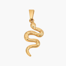 Goldener Schlangenanhänger aus Metall auf weißem Hintergrund, Schmuck für Damen