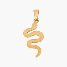 Goldener Anhänger in Schlangenform, minimalistisches Schmuckdesign auf weißem Hintergrund