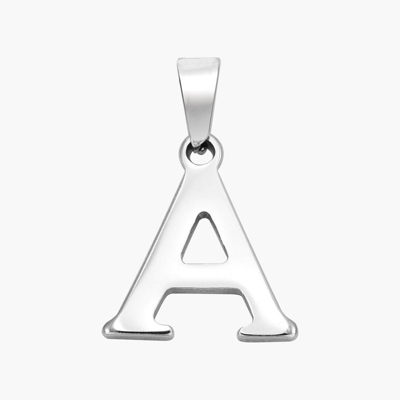 Anhänger Buchstabe A aus glänzendem Silber auf weißem Hintergrund
