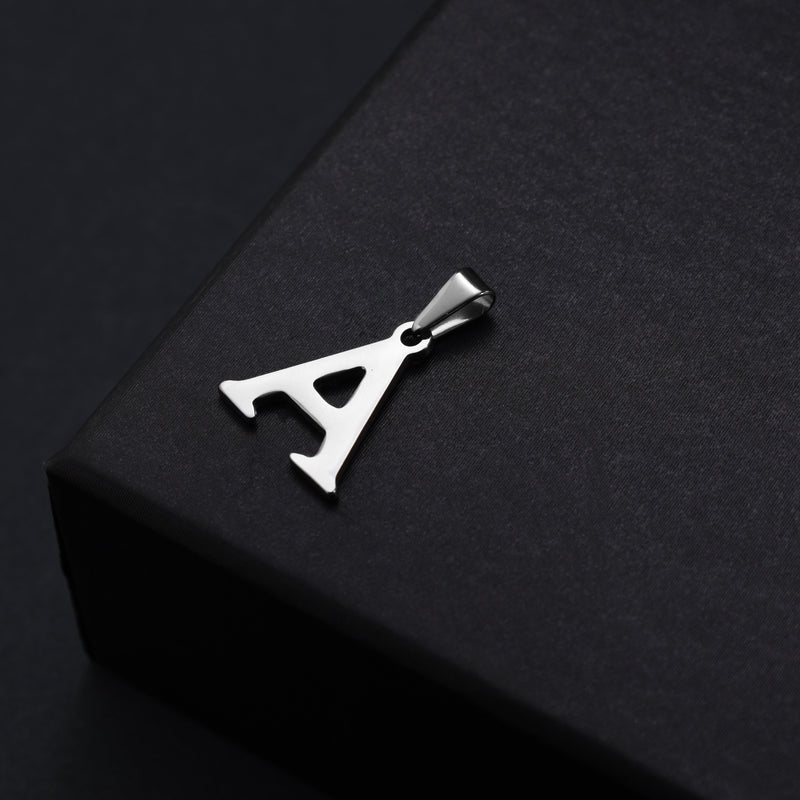 Silberner Buchstabe A Anhänger auf schwarzer Geschenkbox, Schmuckfoto