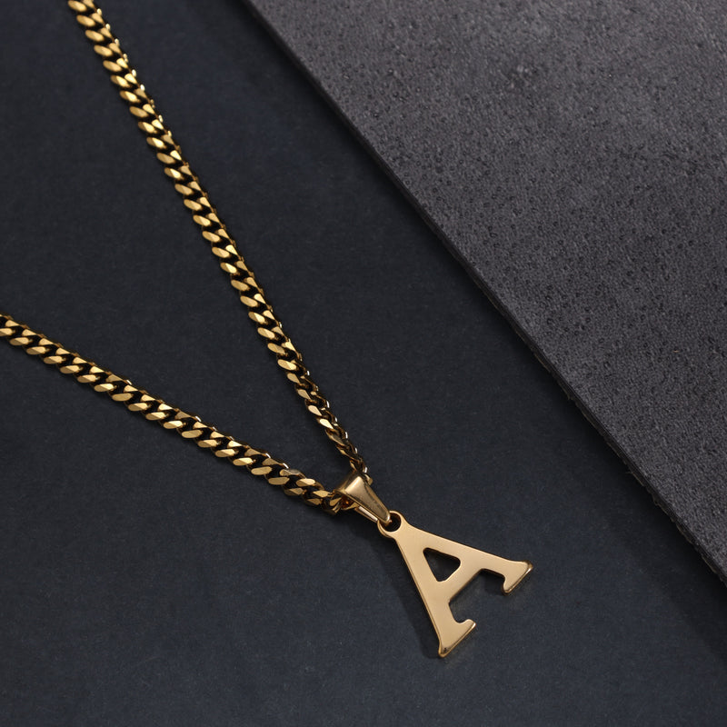 Goldene Halskette mit Anhänger Buchstabe A auf schwarzem Hintergrund