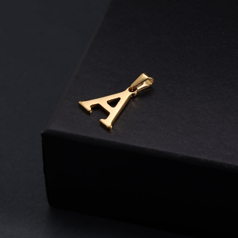 Goldener Buchstabenanhänger A auf schwarzer Geschenkbox, Schmuck, Typografie Schmuckanhänger