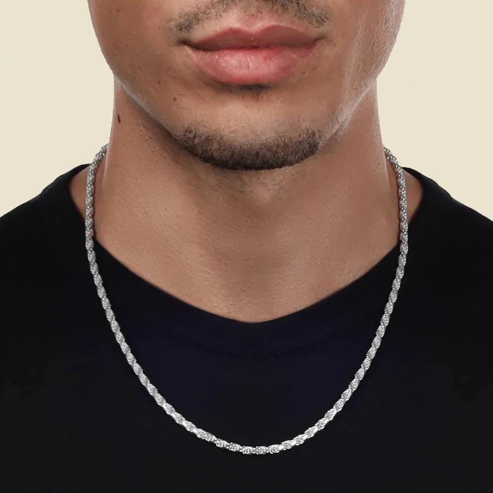 Herren Halskette Silber, geflochtenes Design, getragen zu schwarzem Shirt